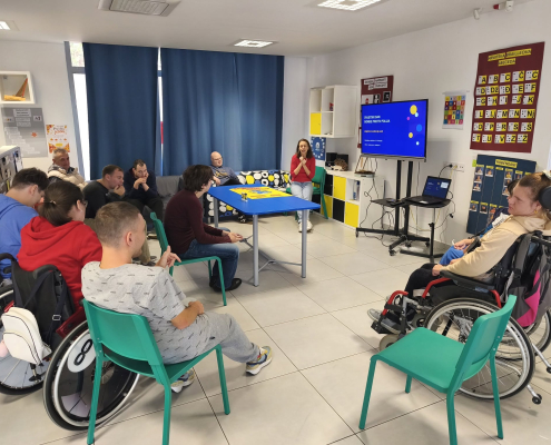 Korisnici CeDePe-a Zagreb sudjeluju u edukativnoj radionici o prevenciji i cijepljenju protiv dječje paralize.