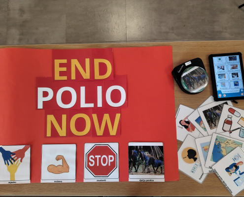 Edukativni plakat End Polio Now s porukom o zajedničkom zaustavljanju dječje paralize, uz komunikacijske kartice i asistivnu tehnologiju.